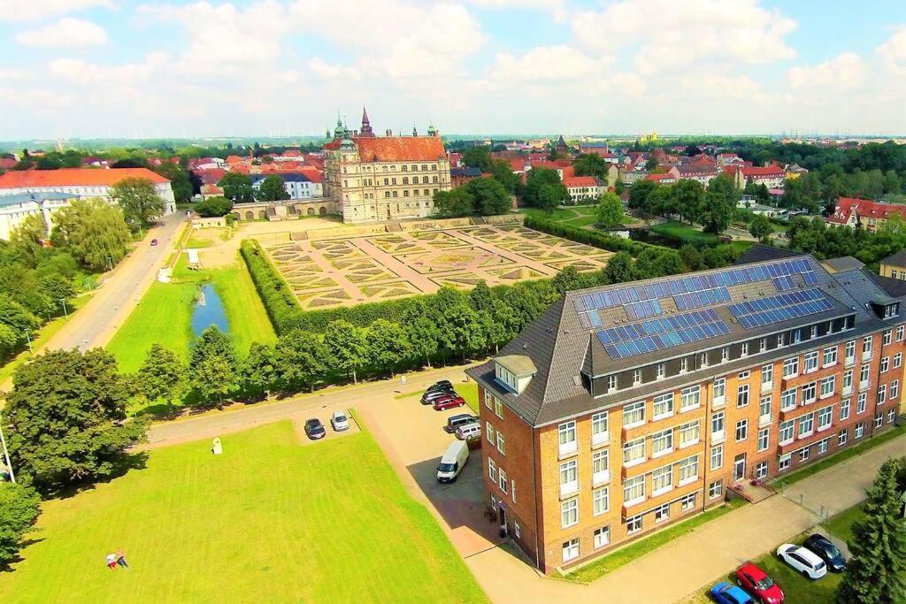 Ferienwohnung Schlossblick Гюстров Экстерьер фото